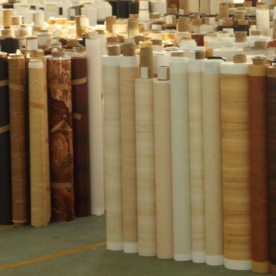 qualidade  Jiangsu non self adhesive bergli embossed wood grain design pvc interior decorative film roll for doors fábrica